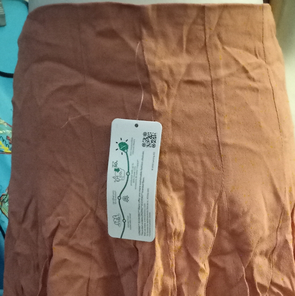 New,tag mini rose color godet panel zip side flippy skirt,lined size medium.